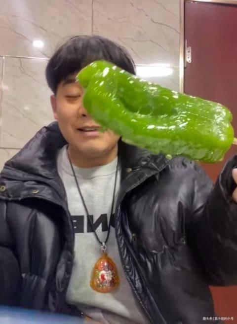 网红吵架吃瓜图片,吃瓜群众围观激烈争吵现场  第3张